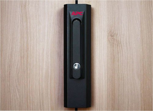 APC NetShelter CX High Security Handle Adaptor Kit - Rack security kit - black - for P/N: AR4024SPX429, AR4024SPX431, AR4024SPX432, NBWL0355A, SRT1000RMXLI, SRT1000RMXLI-NC